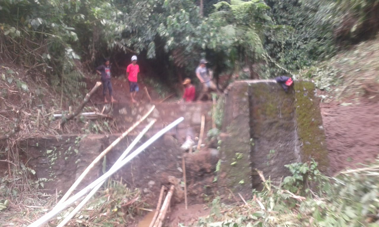 Gotong Royong Warga Rw 07 Membersihkan saluran Air Embung Desa